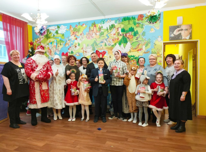 Депутат Дмитрий Крестинин организовал новогоднее представление для детей в Люберцах