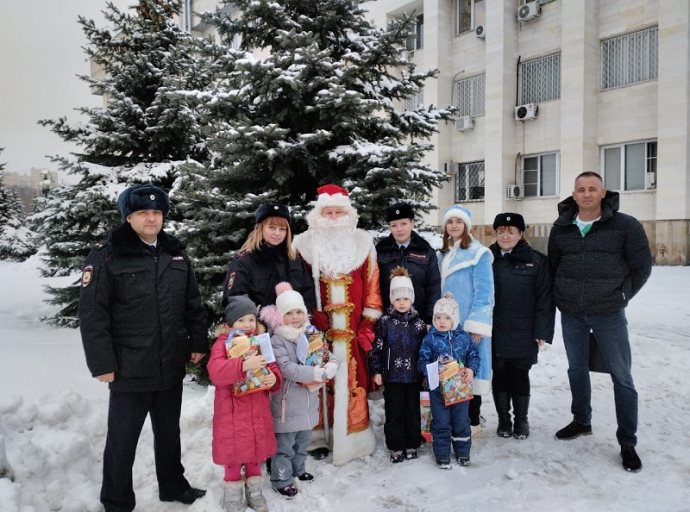 Поздравили люберецкие семьи сотрудников полиции с Новым годом