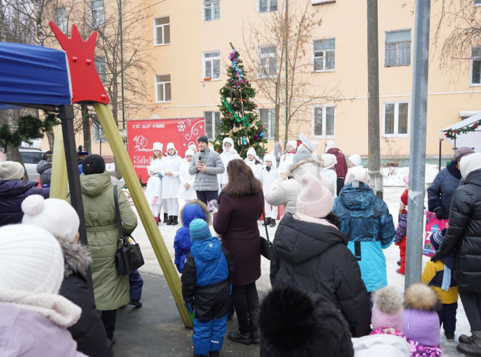 Жители Октябрьского вышли во двор на новогоднее представление