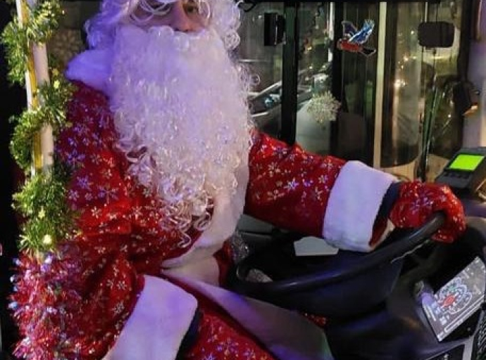 Люберецкий Дед Мороз за рулем удивил местных пассажиров