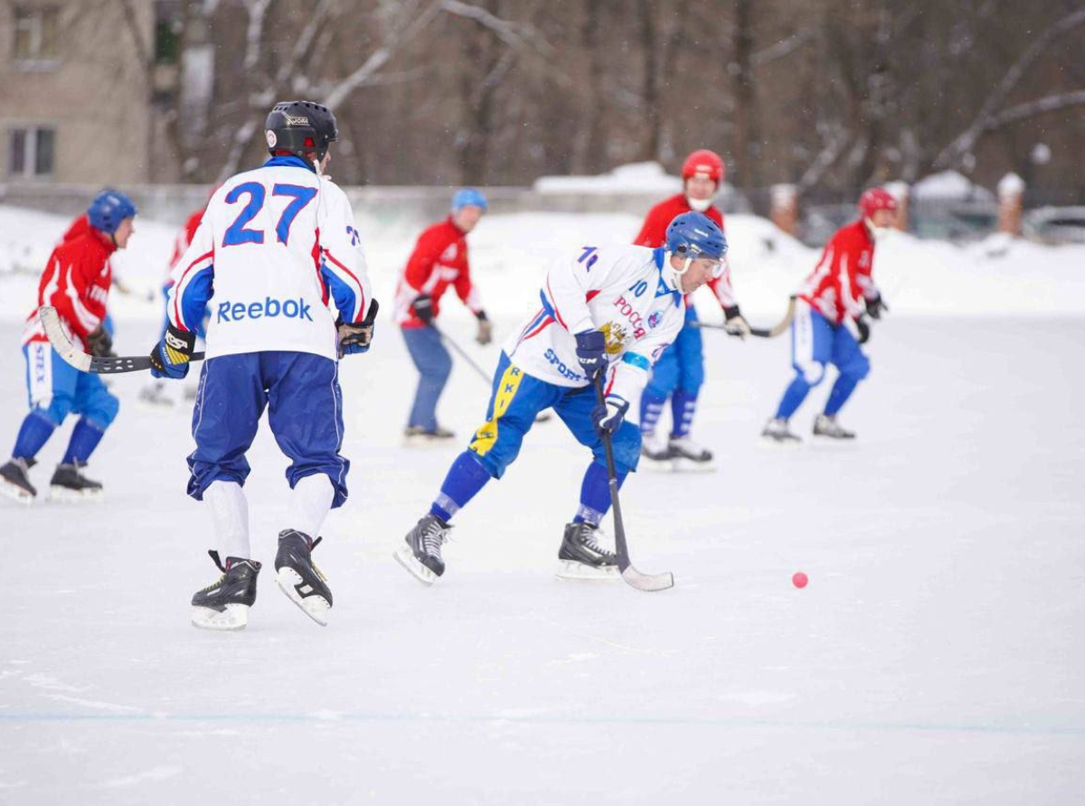 Легендарный юбилейный матч сборной России по хоккею с мячом прошел в Томилино