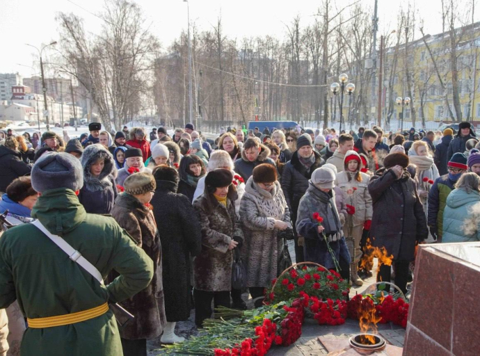 Цветы к Мемориалу «Вечный огонь» возложили в Люберцах