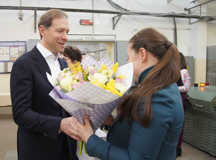 Федеральный министр побывал на люберецком предприятии и поздравил женщин с праздником