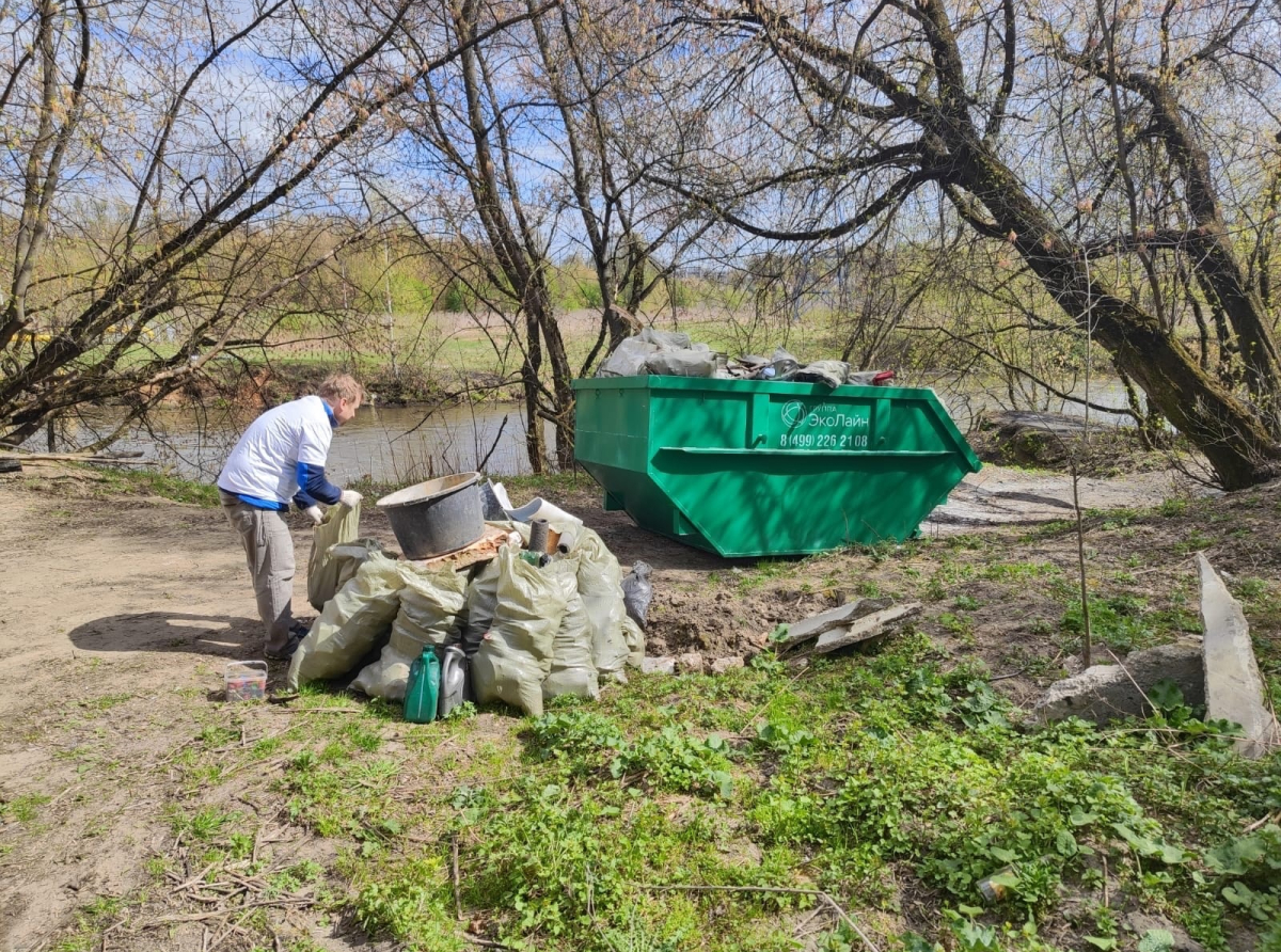 Более 16 кубометров мусора собрали с берегов реки Пехорка в Люберецком округе 