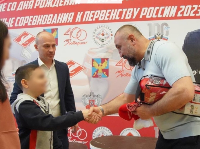 Олимпийский чемпион вручил сыну бойца СВО боксерские перчатки в Люберцах