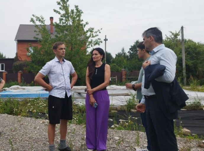 Депутат Дмитрий Лактионов в деревне Марусино проверил территорию у реки Чернавке