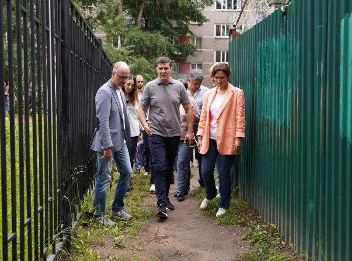 Владимир Волков обсудил с жителями Люберец благоустройство двора на улице Шевлякова