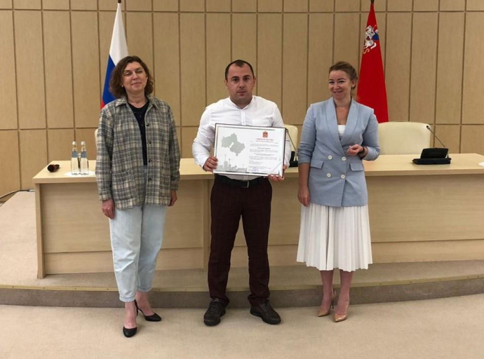 Врач-хирург из Люберец получил жилищный сертификат в Доме Правительства Подмосковья