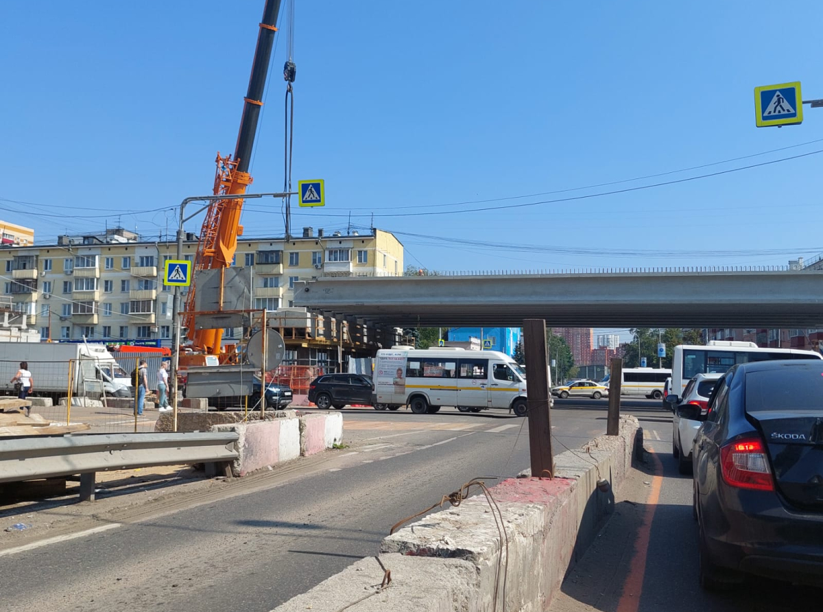 Монтаж пролётов на Октябрьском проспекте в центре Люберец производят по ночам