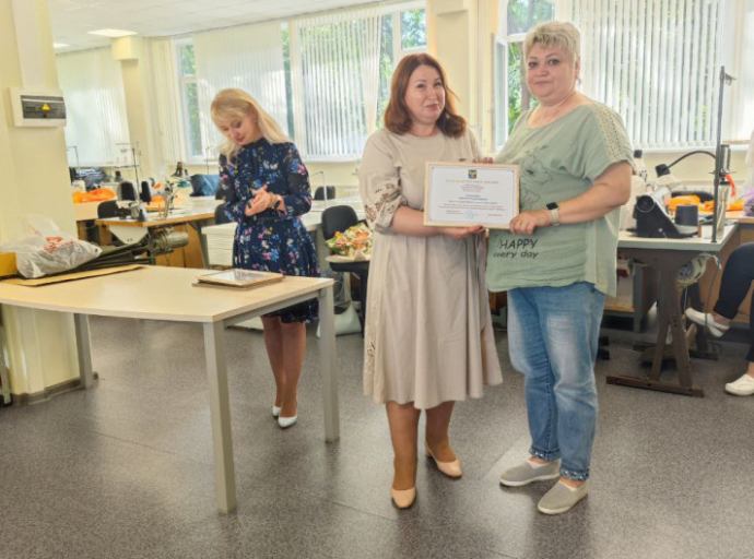 Елена Верховых посетила 15 швейный цех научно-производственного предприятия «Звезда» в Томилино