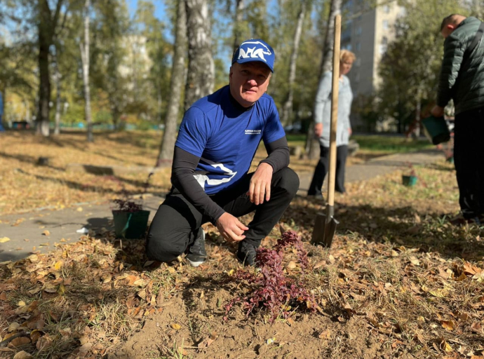 Депутат Дмитрий Дениско высадил деревья во время экологической акции