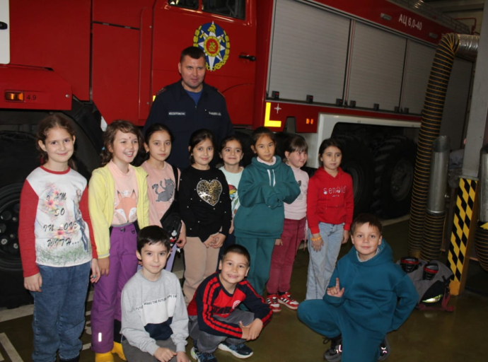 Спасатели рассказали красковским детишкам о профессии пожарного