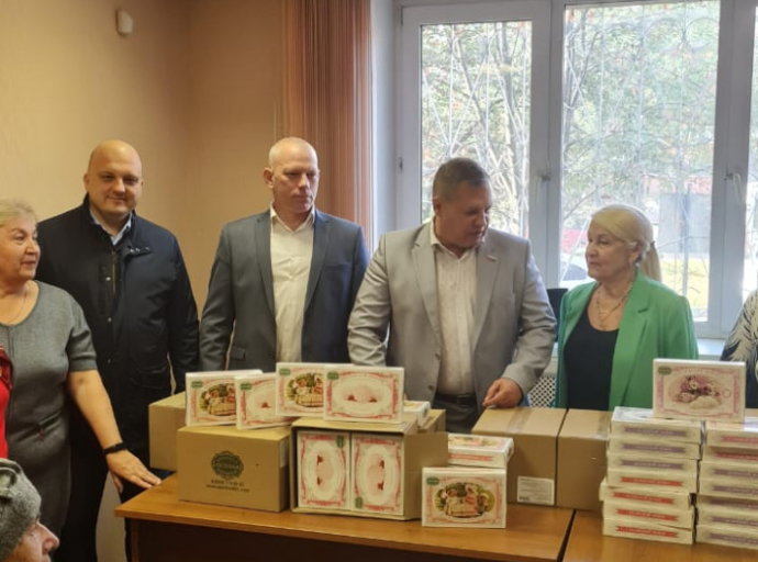 Люберецкие депутаты передали в общества инвалидов наборы для чаепития