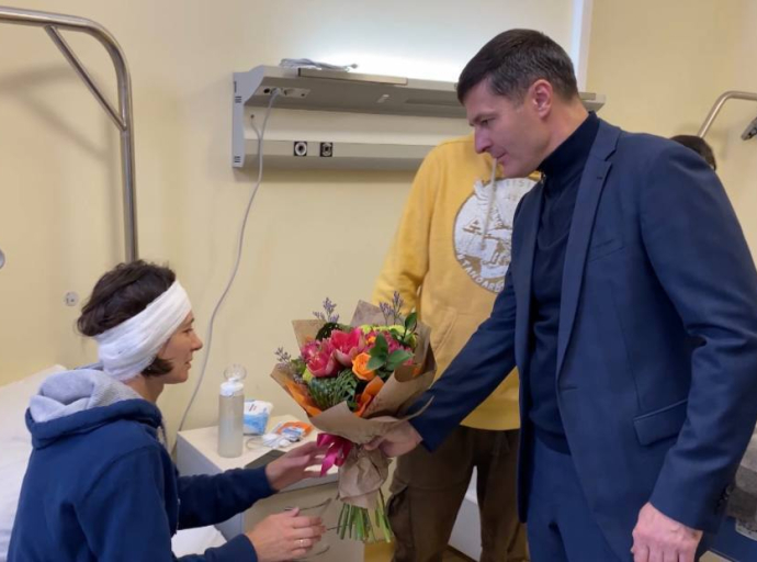 Глава Люберец навестил в больнице пострадавших от нападения 8 ноября на улице Кирова