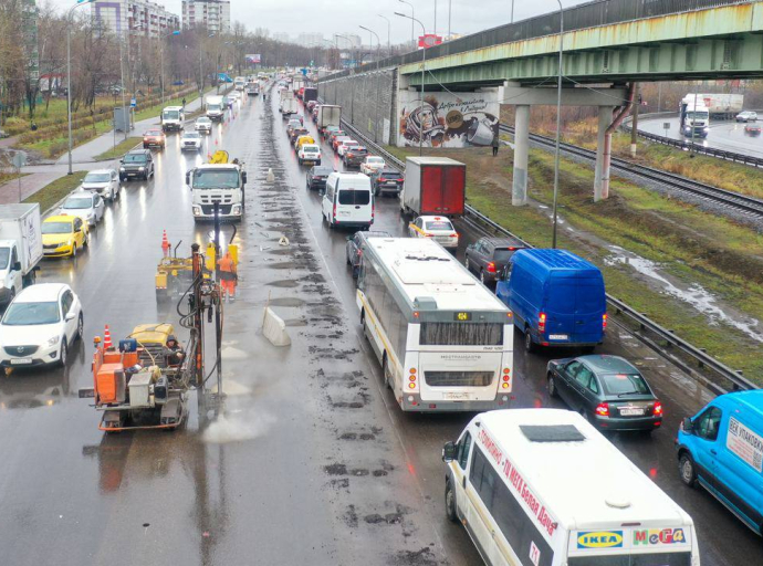 Полосу Смирновской улицы в направлении ж/д переезда из Котельников расширяют