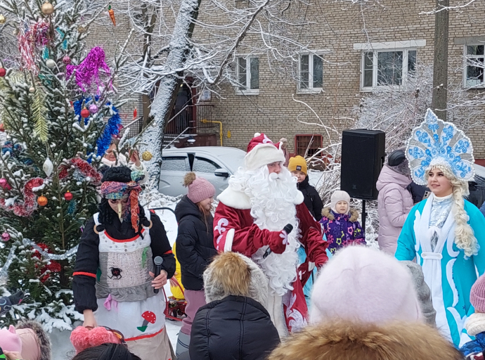 Новогоднее представление организовали депутаты для детей во дворе на поселке Калинина в Люберцах