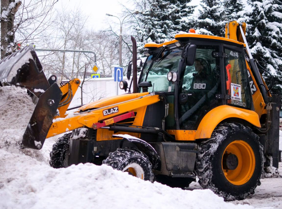 Ликвидируют последствия сильнейшего снегопада в Люберцах