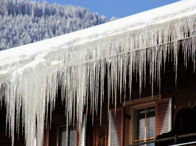 Мособлпожспас предупреждает, что с крыш активно сходят снежные массы и сосульки