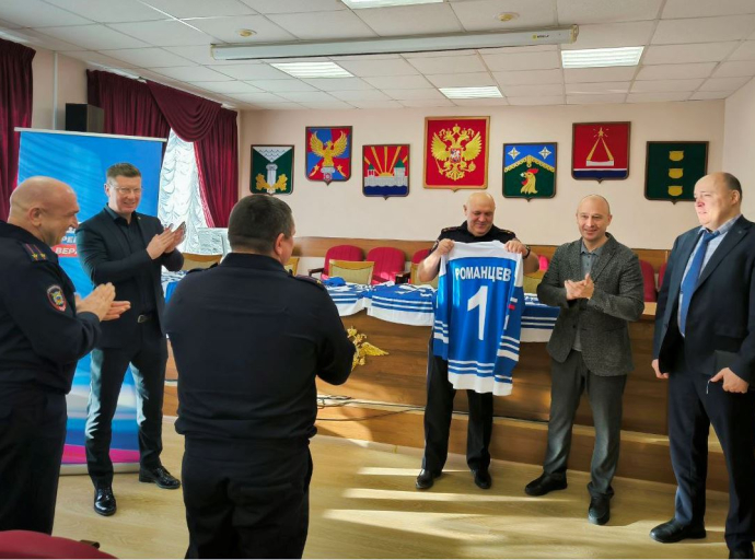 Вручили хоккейную форму команде сотрудников местной полиции в Люберцах
