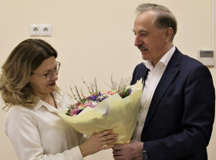 Владимир Ружицкий поздравил директора школы Люберец с днем рождения