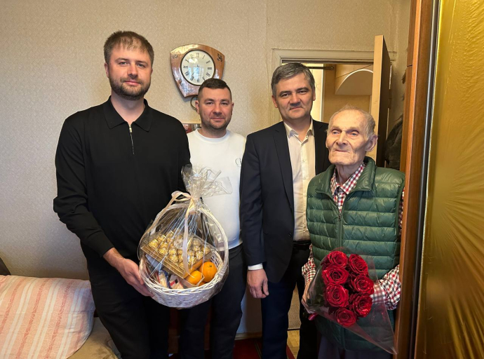 Ветерана Алексея Сучкова с 99-летием поздравили люберецкие депутаты