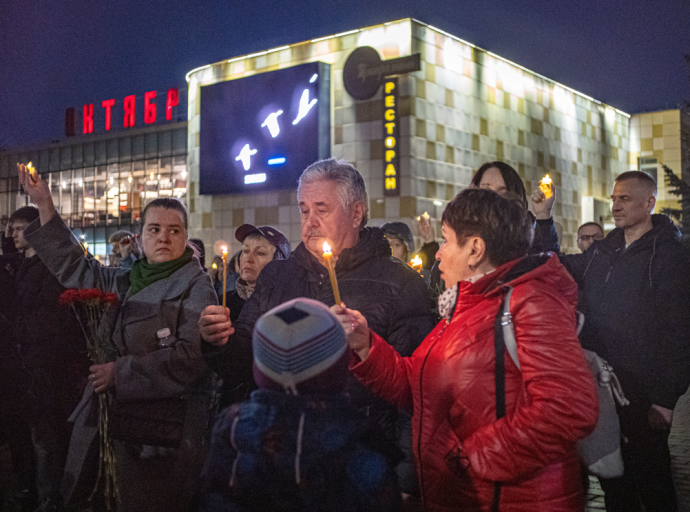 Акция в память о жертвах трагедии «Крокус Сити Холла» прошла в центре Люберец
