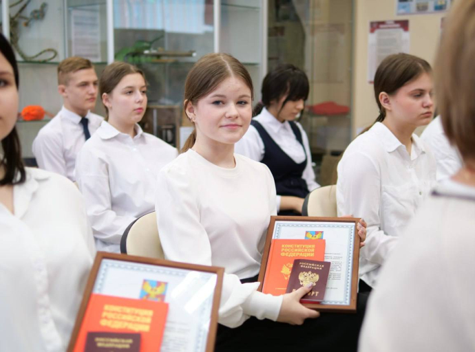 Глава вручил паспорта гражданина России юным жителям Люберец