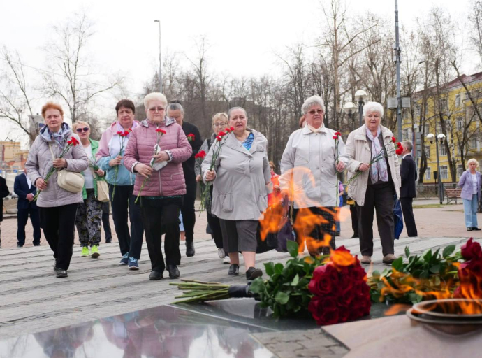 Возложили цветы в память об узниках фашистских лагерей к мемориальному комплексу «Вечный огонь» в Люберцах