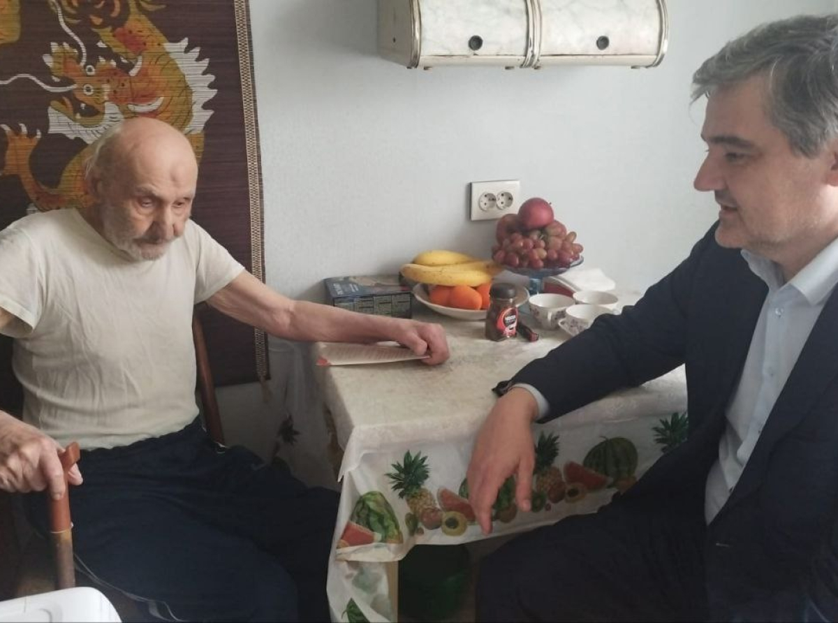Депутат из Люберец встретился с жителями и поздравил со 101-летием своего избирателя  