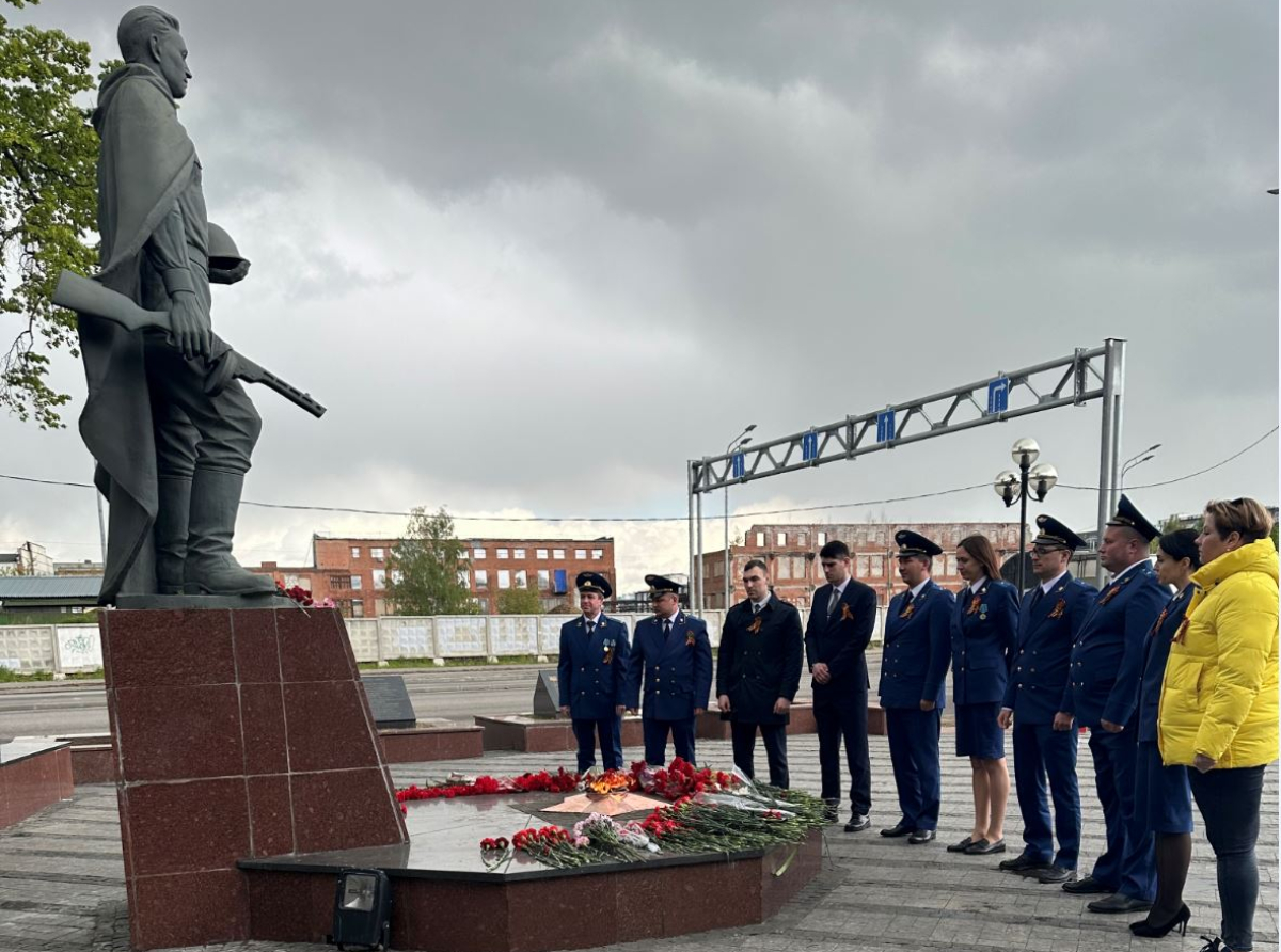 Сотрудники прокуратуры возложили цветы к Вечному огню в Люберцах