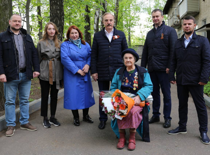 Люберецкие депутаты приехали к ветерану войны с цветами