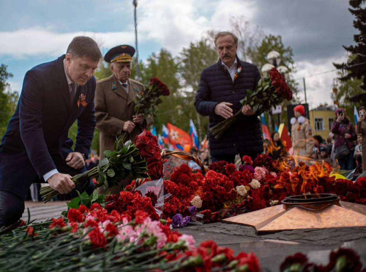 Торжественно возложили цветы к мемориалу «Вечный огонь» и памятнику «Три Ивана» в Люберцах