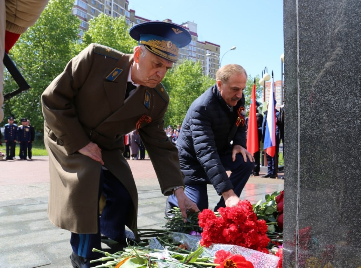 Депутаты возложили цветы к памятнику «Три Ивана» в Люберцах