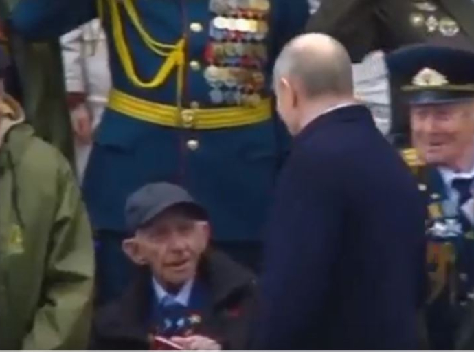 Пожал Президенту Путину руку и подарил свою книгу ветеран из Люберец
