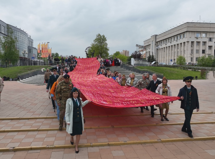 Знамя Победы, сшитое из более 5,3 тысячи лоскутков с именами Героев пронесли в Люберцах