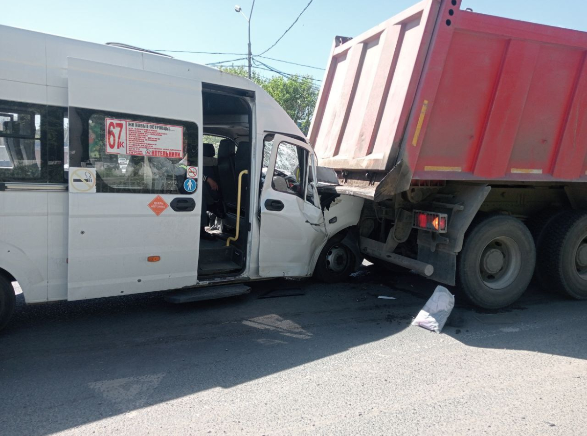 Спасатели Мособлпожспаса оказали помощь пострадавшим в дорожной аварии в Октябрьском