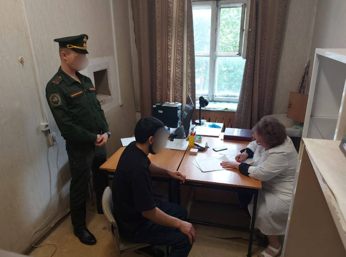 Восемь иностранных граждан, ставших гражданами РФ, поставили на воинский учёт по итогам рейда в Люберцах