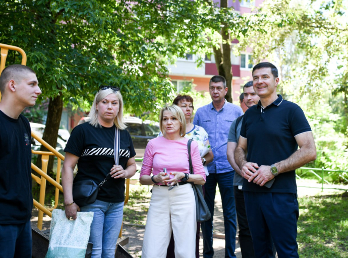  Владимир Волков во время встречи обсудил с жителями Люберец благоустройство двора