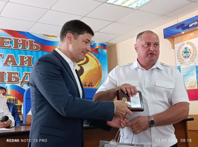 Глава Люберец вручил сертификаты на 5 квартир для сотрудников Госавтоинспекции