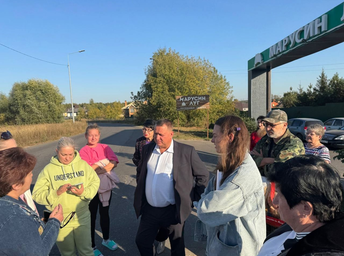 Жители поселка «Марусин луг» попросили устроить тротуар, местная власть отреагировала