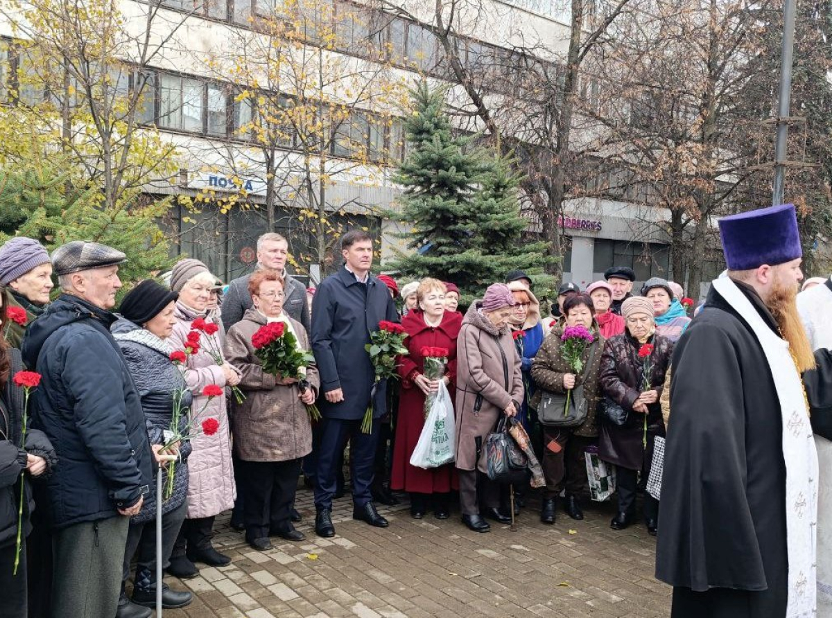 Состоялось возложение цветов к памятнику репрессированным в Люберцах 