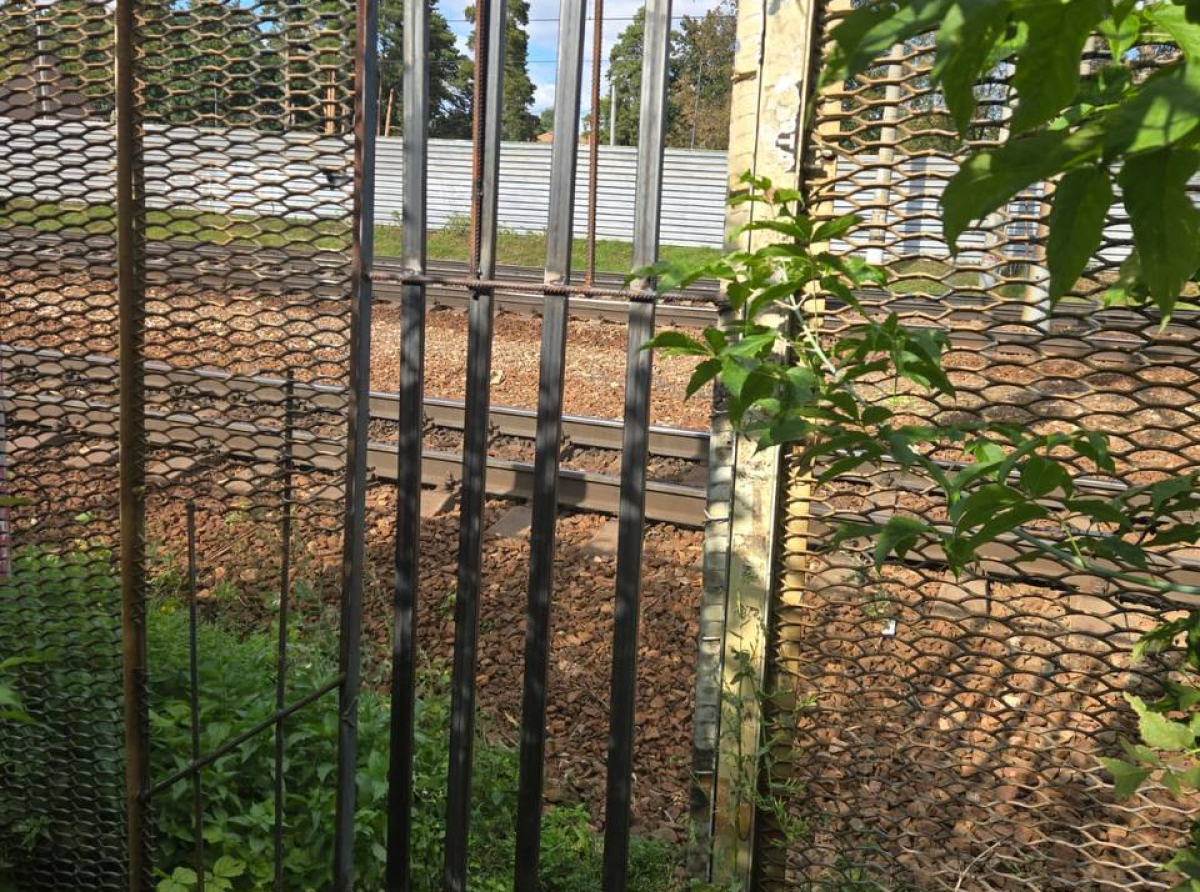 Более 180 проломов в ограждениях вдоль железнодорожных путей устранили в Люберцах с начала года