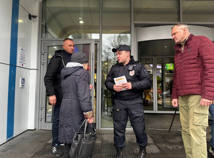 Полицейские и общественники в Люберцах провели беседу по профилактике мошенничества