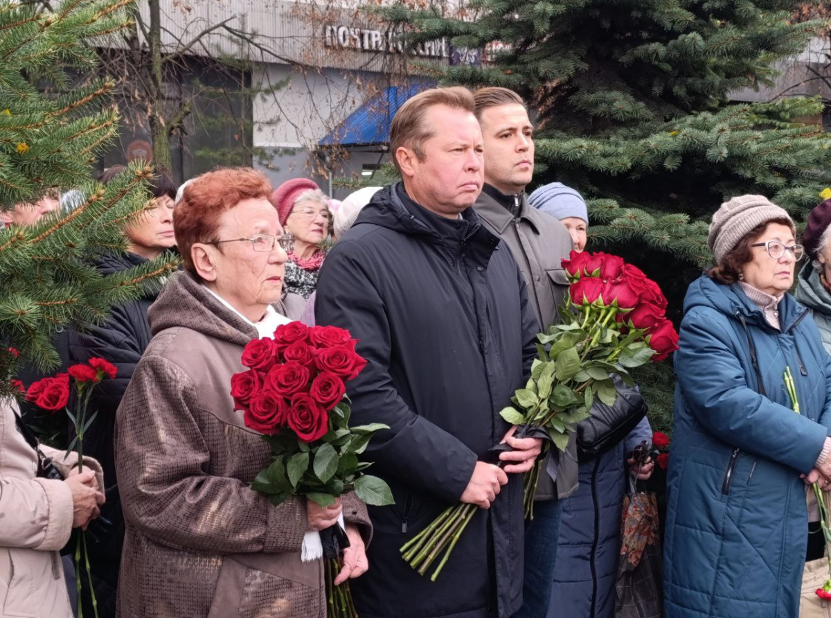 Минутой молчания и возложением цветов в Люберцах почтили память репрессированных