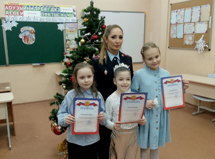 Полицейские в Люберцах наградили участников детских конкурсов