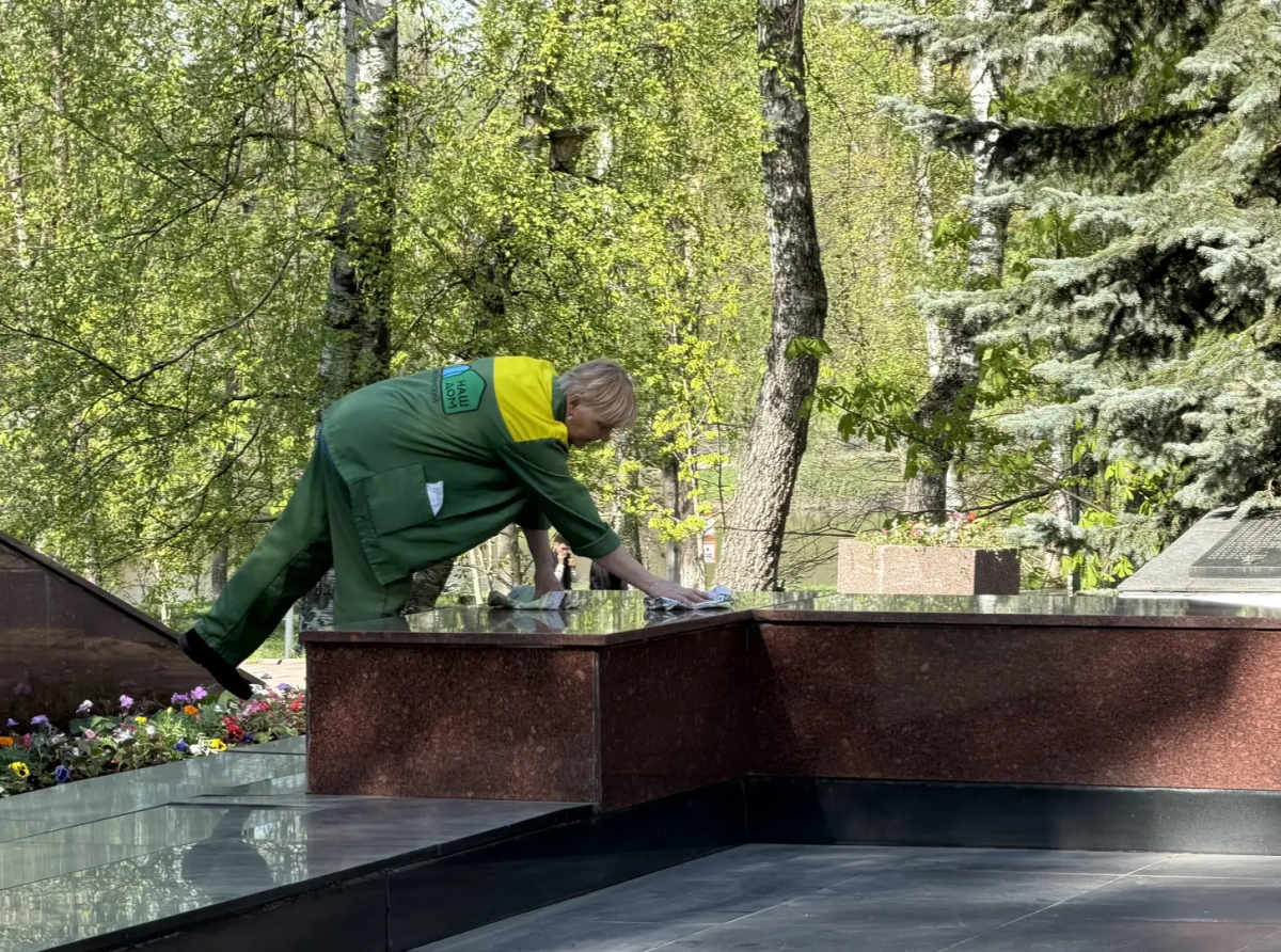 Сквер Победы в Дзержинском городского округа Люберцы готовят к празднованию 9 Мая