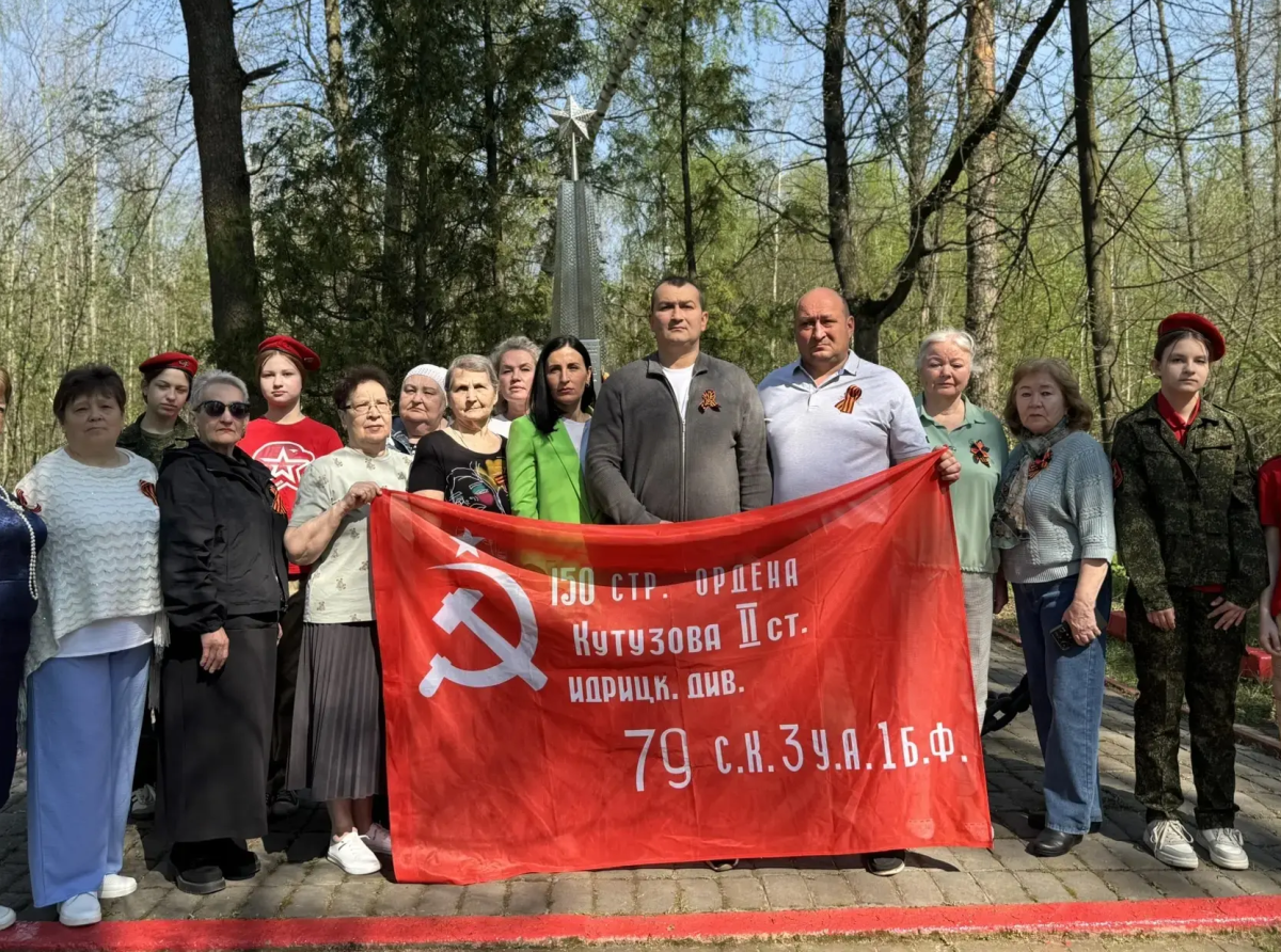 Возложили цветы к памятнику летчику Ивану Круглову на территории Люберецкого округа