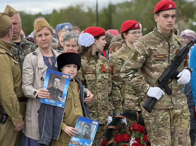 Красные гвоздики в знак памяти о героях возложили к стеле жители Красково Люберецкого округа