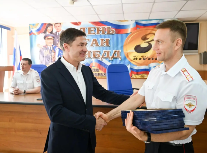Глава лично поздравил люберецких автоинспекторов с профессиональным праздником