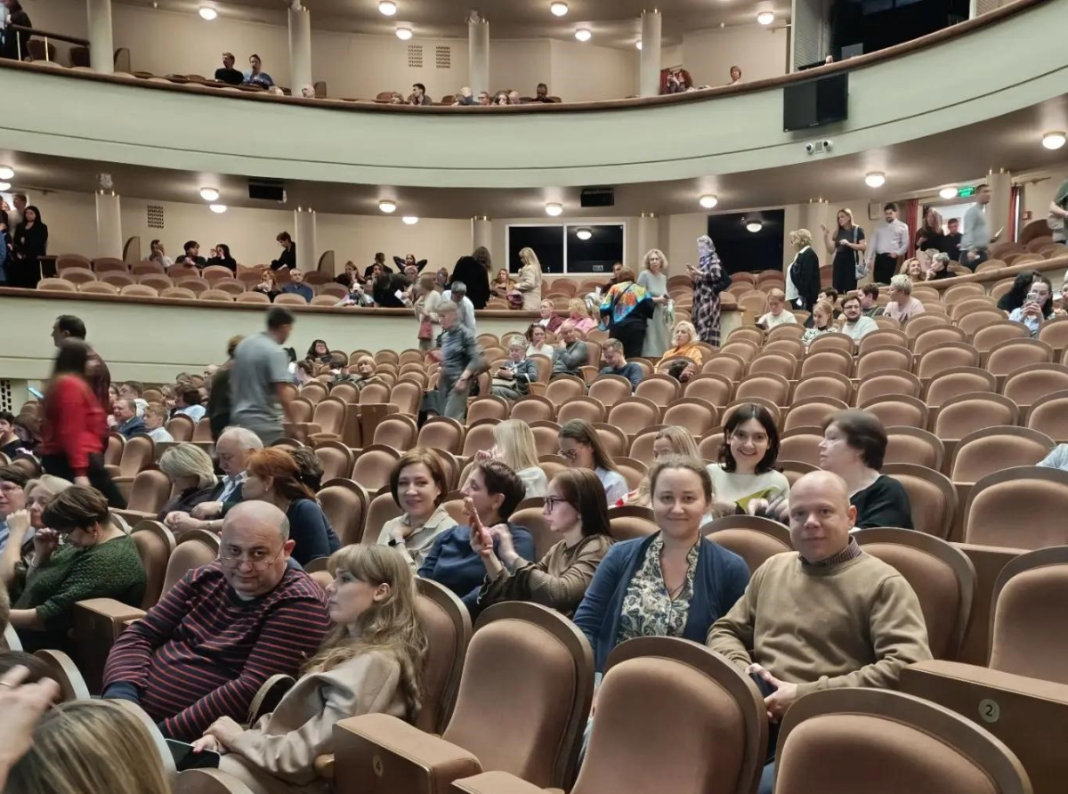Современное прочтение «Ревизора» увидели женщины из Люберец в театре им. Моссовета